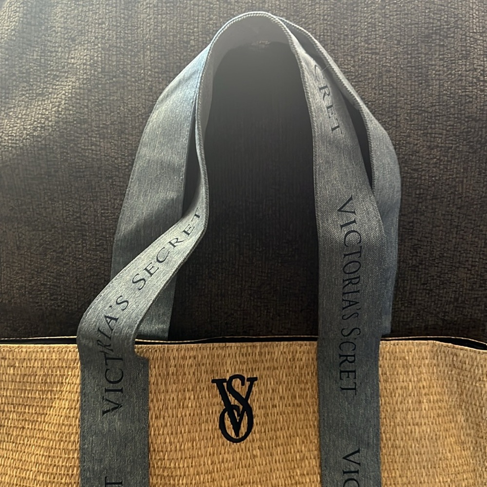 Victoria’s Secret straw beach tote bag - Picture 4 of 4